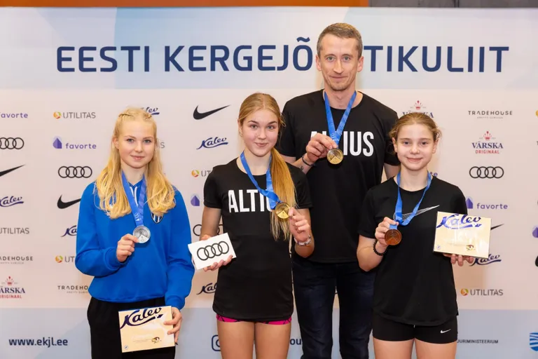 Romet Mihkelsi õpilane Naomi Toomenurm on riigi parim nii 800 kui 1500 meetri jooksus.