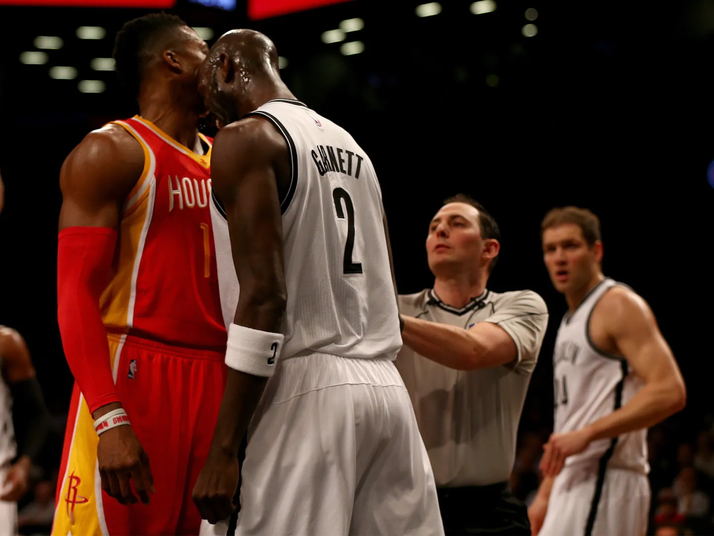 Kevin Garnett (paremal) Dwight Howardit ründamas.