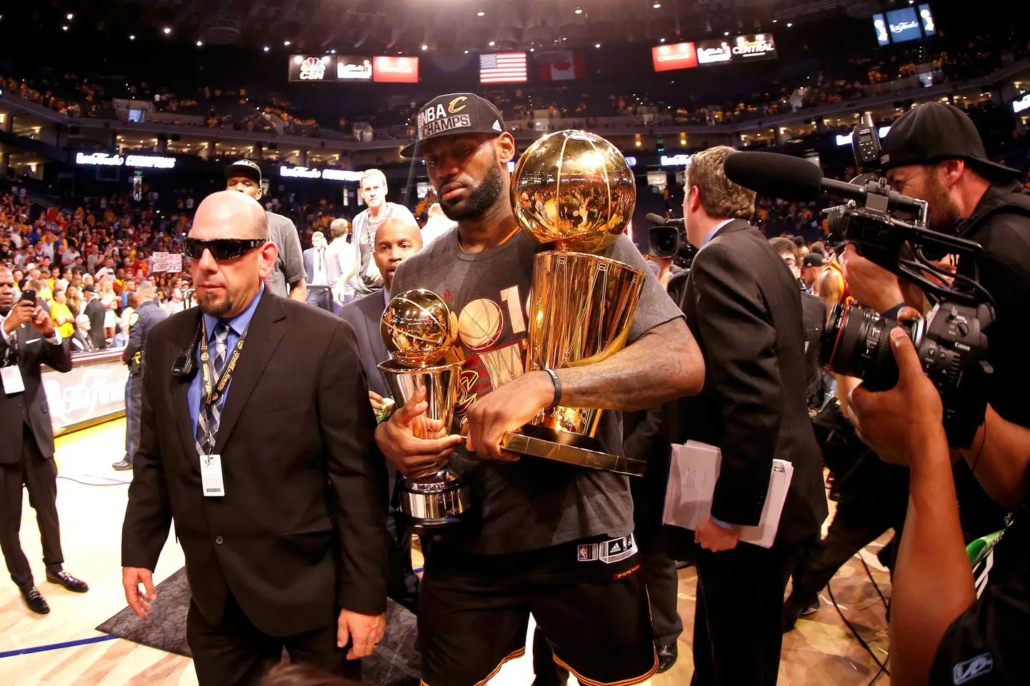 Lebrons Džeimss 2016. gadā ar vēsturisko NBA čempiontitulu.