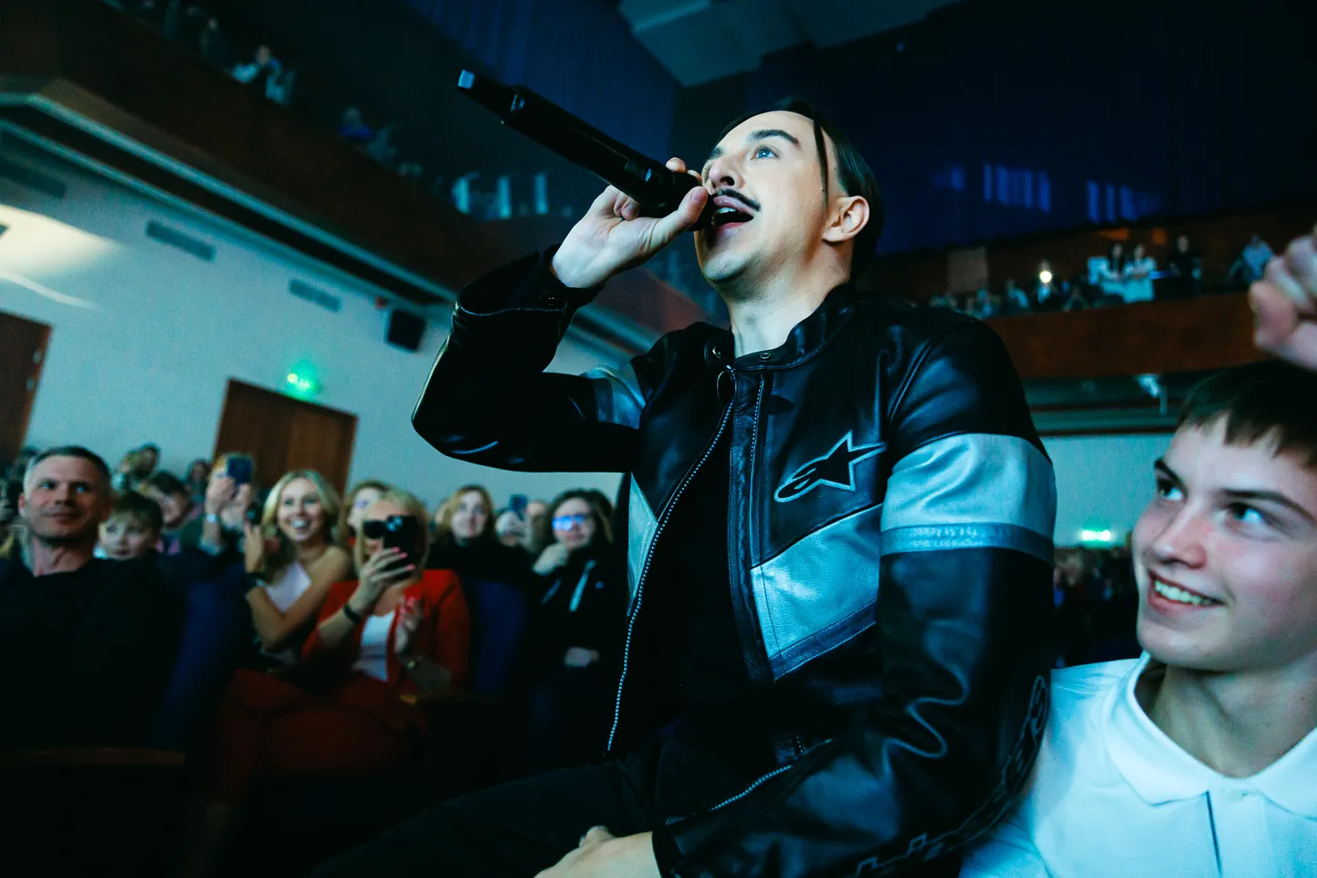 Tommy Cash toob Narva oma üle ilma laineid lööva mängulise saundi ja nutikalt nihkes huumori.