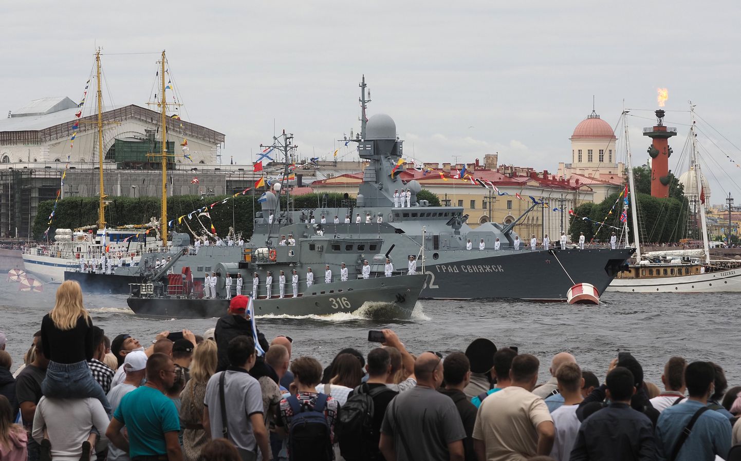 Pühapäeval Neeva jõel toimunud Vene sõjalaevastiku peaparaad.