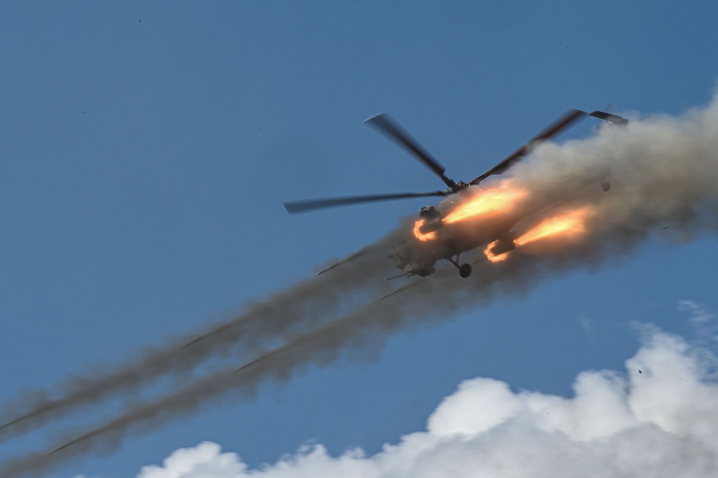 Sõjaväekopteri Mi-28 tulistab väljaõppel. Pilt on illustratiivne.