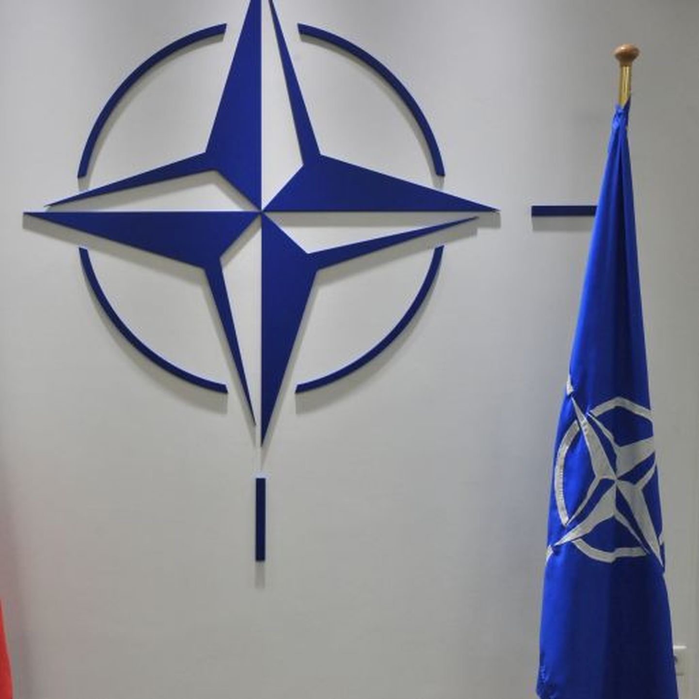 NATO lipp ja embleem