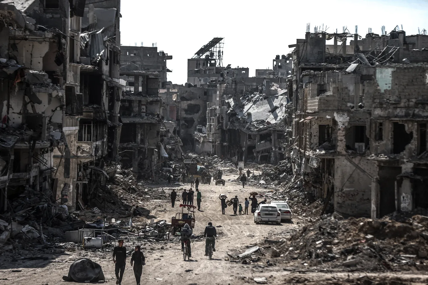 Elanikud naasevad oma kodudesse Khan Younisis pärast Iisraeli vägede lahkumist 7. aprillil. Juulis ja augustis alustas Iisrael veel kahte maismaarünnakut sellesse lõunapoolsesse linna. Gaza, 9. aprill 2024. Lääne-, Kesk- ja Lõuna-Aasia, fotolood.