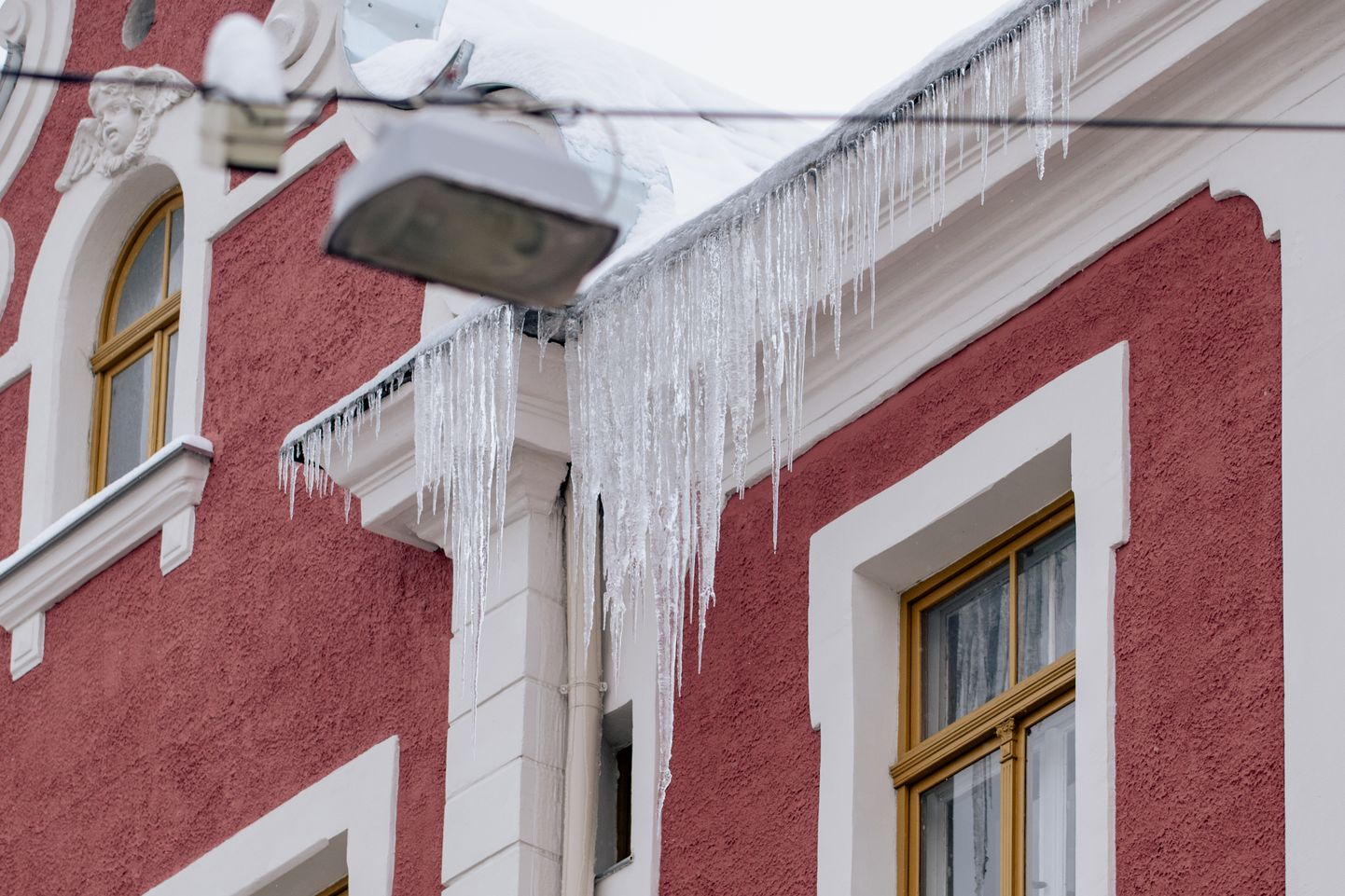 Снег в Риге: зафиксировано более 300 нарушений в связи с очисткой тротуаров и крыш