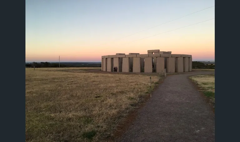 Austraalia lääneosas asuv Stonehenge'i koopia tõmbab iga aasta ligi 16 000 turisti magnetina ligi.