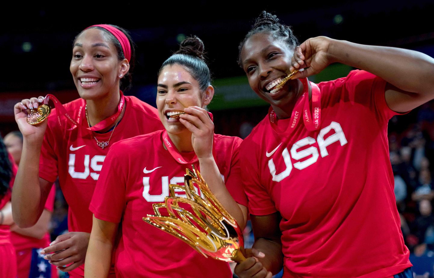 Ameeriklannad A'Ja Wilson (vasakult), Kelsey Plum ja Chelsea Gray rõõmustavad kuldmedali üle.