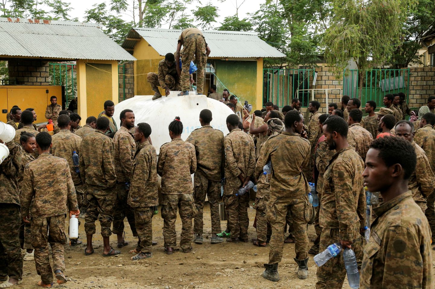Vangistatud Etioopia valitsusvägede sõdurid Tigrays.