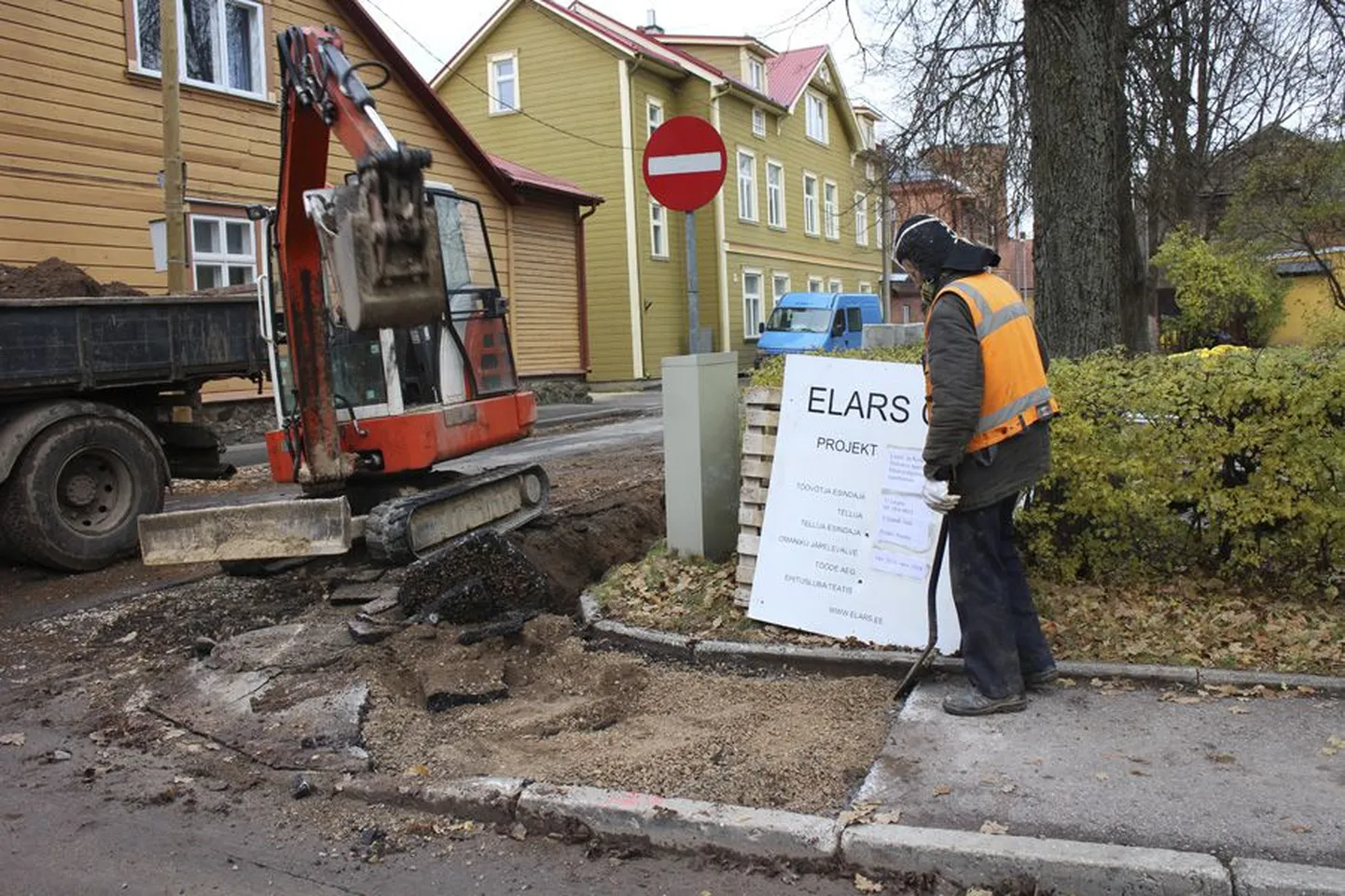 Olgugi et Lossi ja Koidu tänaval käis eile ehitus, ei jõua hanke võitnud firmad kuidagi tähtajaks valmis. Kui hästi läheb, ületavad nad seda kümme päeva. Halvemal juhul tuleb tänavalõigud konserveerida.