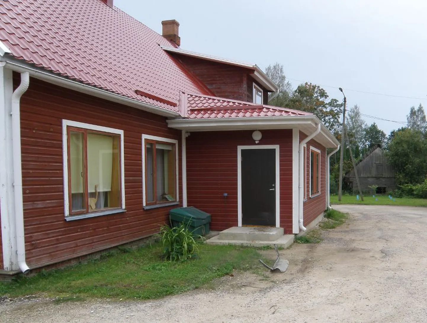 Huligaan rammis sõiduautoga Valguta seltsimaja.