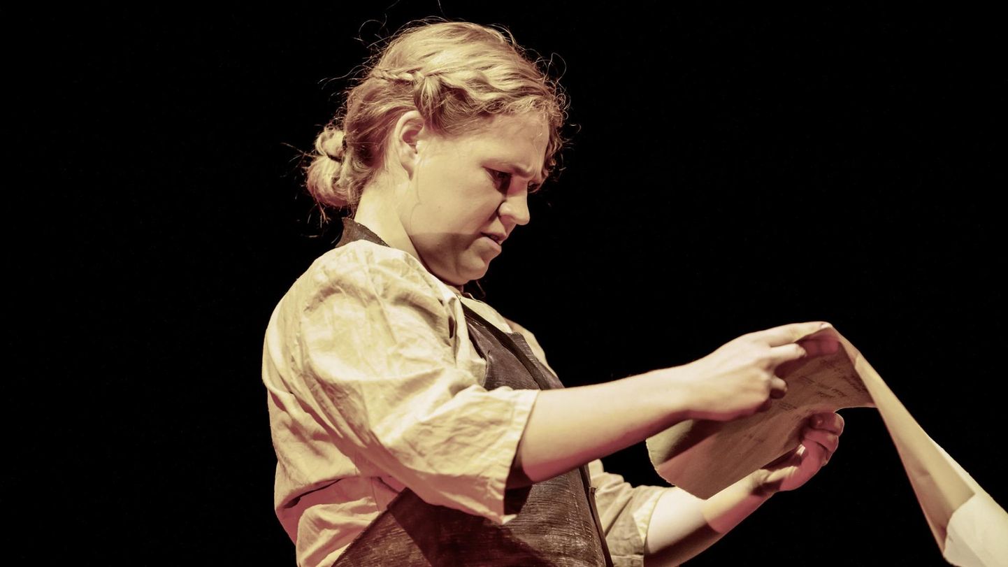 Maarja Mõts on laval kursusejuhendaja Lembit Petersoni lavastatud "Suveöö unenäos" Ugala teatris.