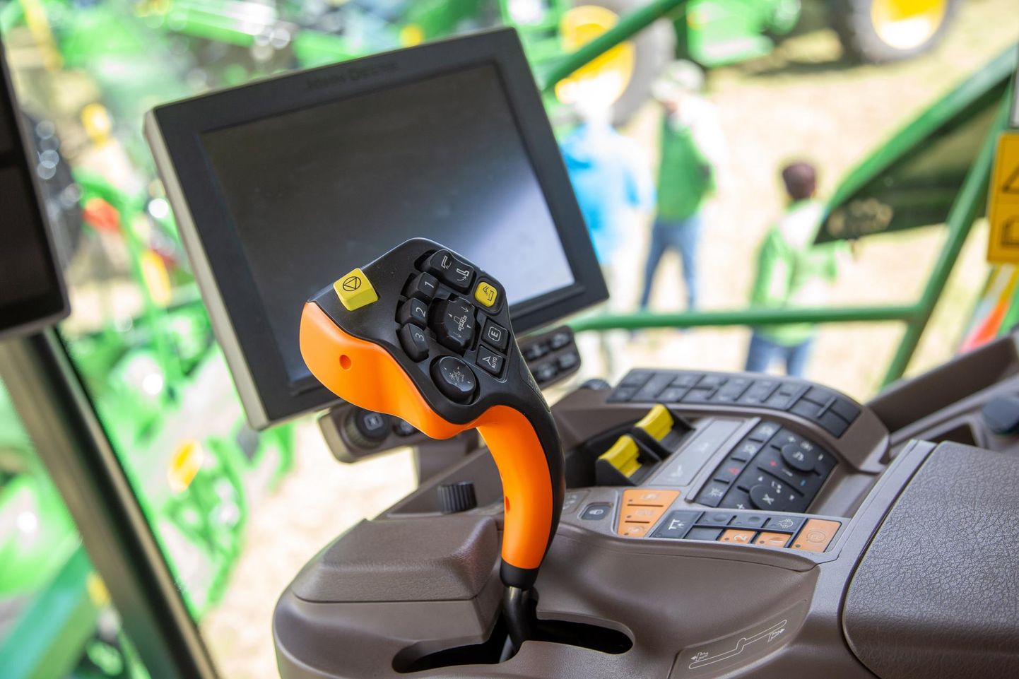 GPS-seadmeta jäävad John Deere’i põllumajandusmasinad poolpimedaks.