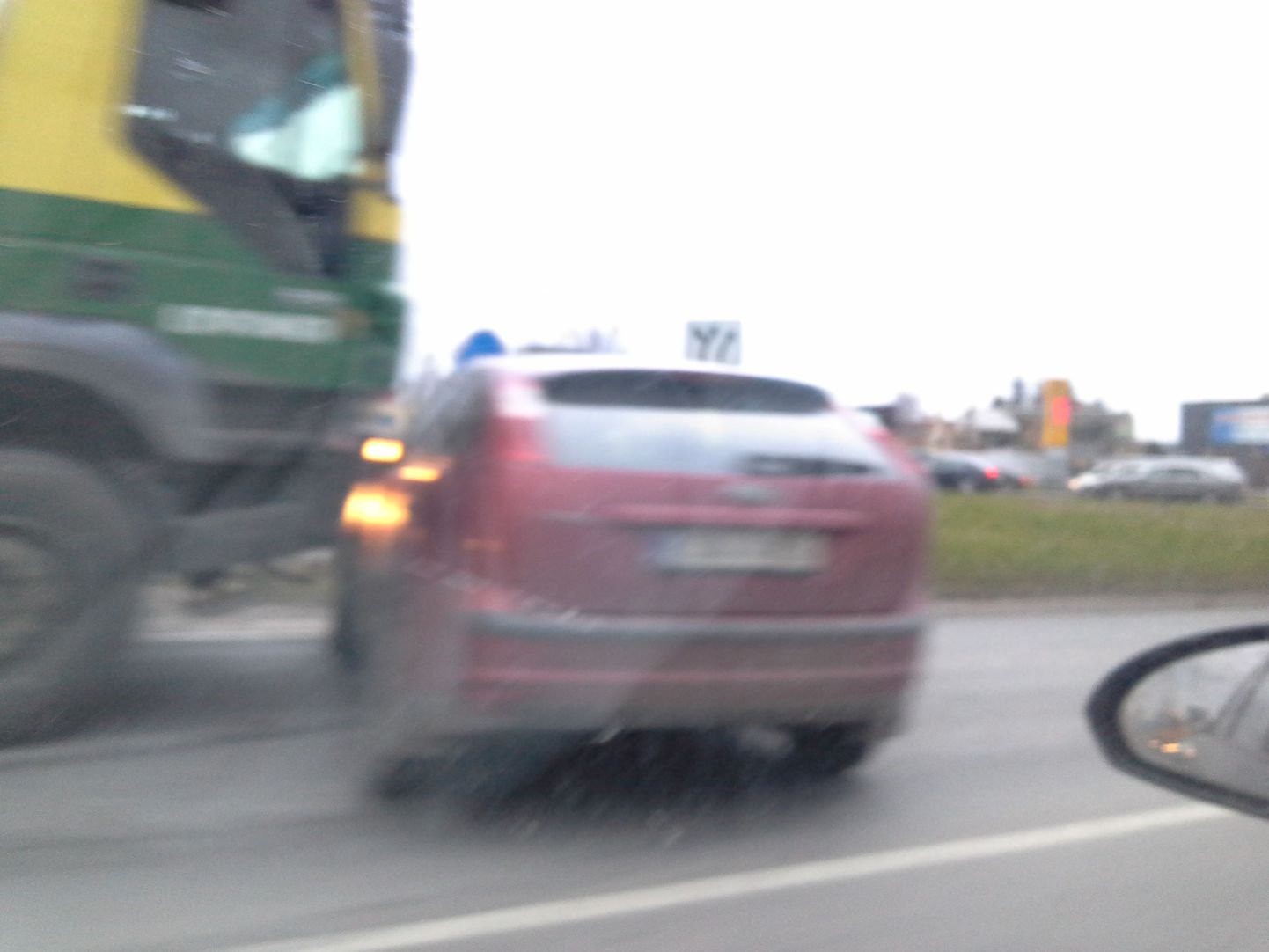 Veoki ja sõiduauto kokkupõrge 21. detsembril Tartus Riia ringil.