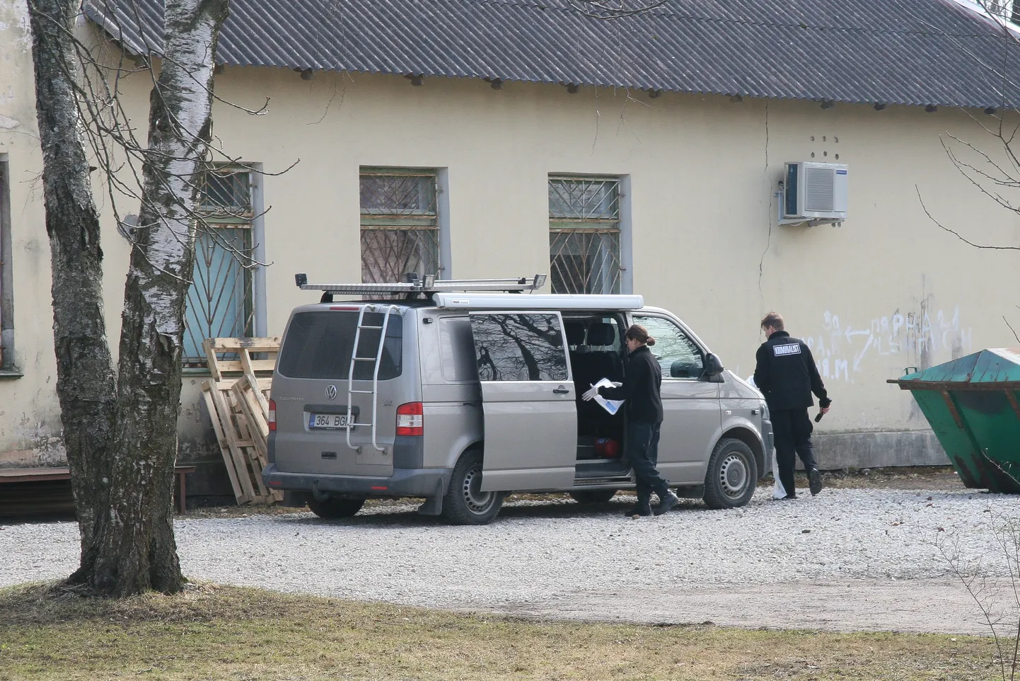 Kriminalistid toimetasid pühapäeval Anastasia mõrvapaigalt leitud tõendeid oma kaubikusse.