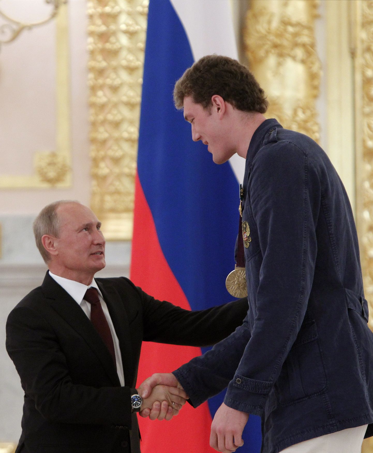 Venemaa president Vladimir Putin õnnitlemas 2012. aastal võrkpallis olümpiavõitjaks tulnud Dmitri Muserskit.