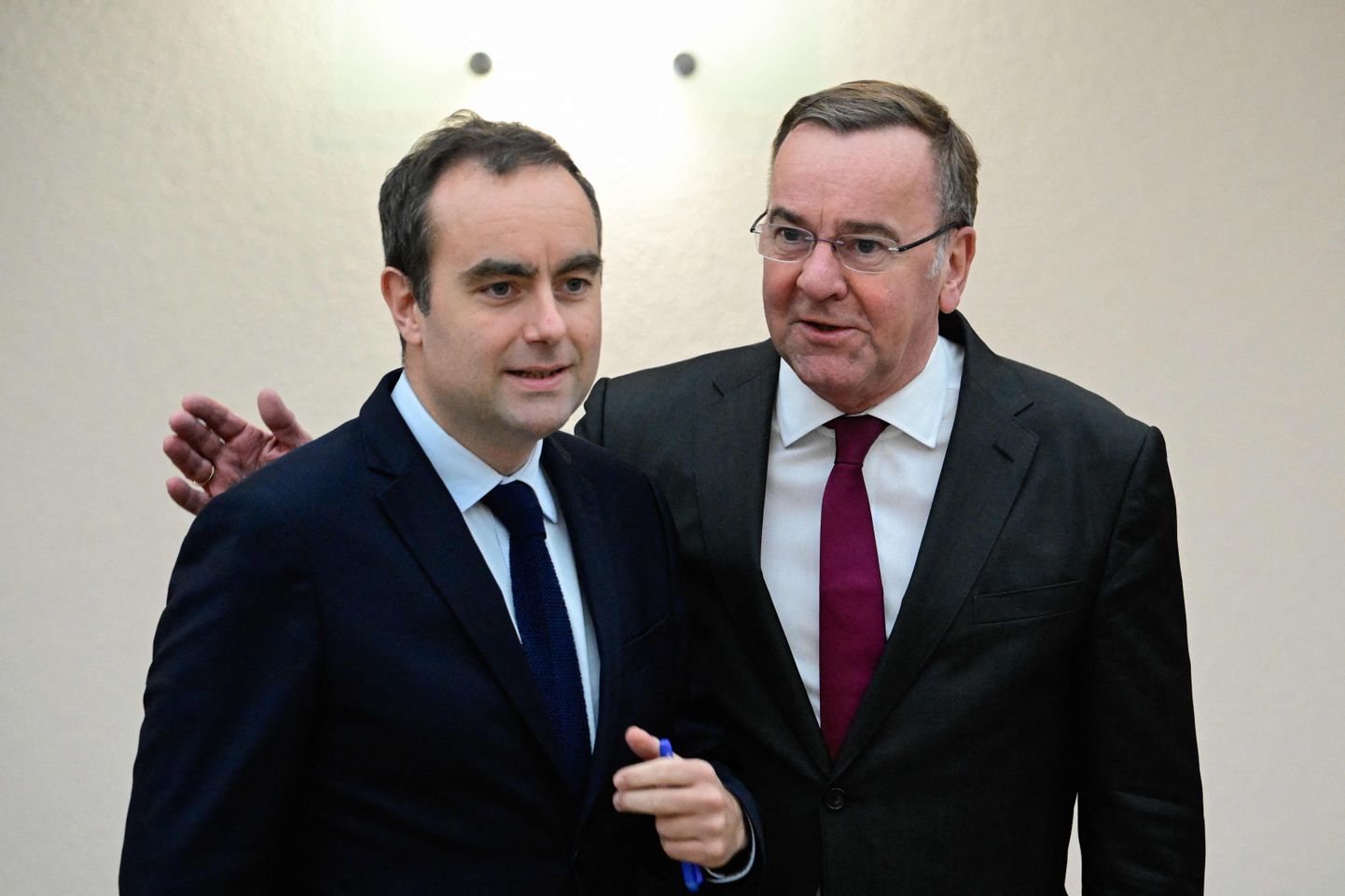 Prantsuse kaitseminister Sébastien Lecornu (vasakul) ja tema Saksa kolleeg Boris Pistorius saabumas 22. märtsil ühisele pressikonverentsile Berliinis.