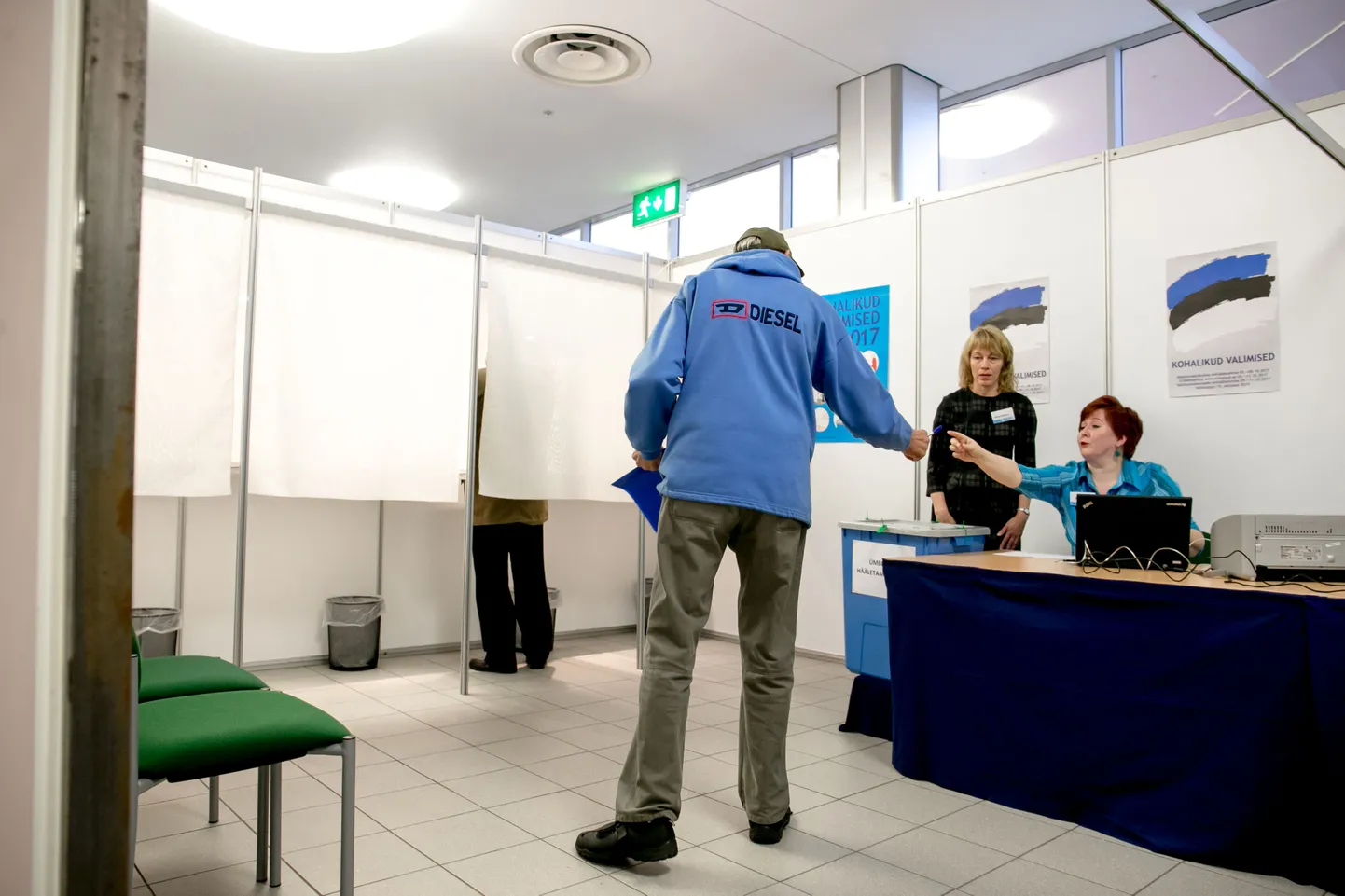 Pärnu Kaubamajakas asuvas valimisjaoskonnas käis esimesel eelhääletuspäeval valimas 122 inimest.