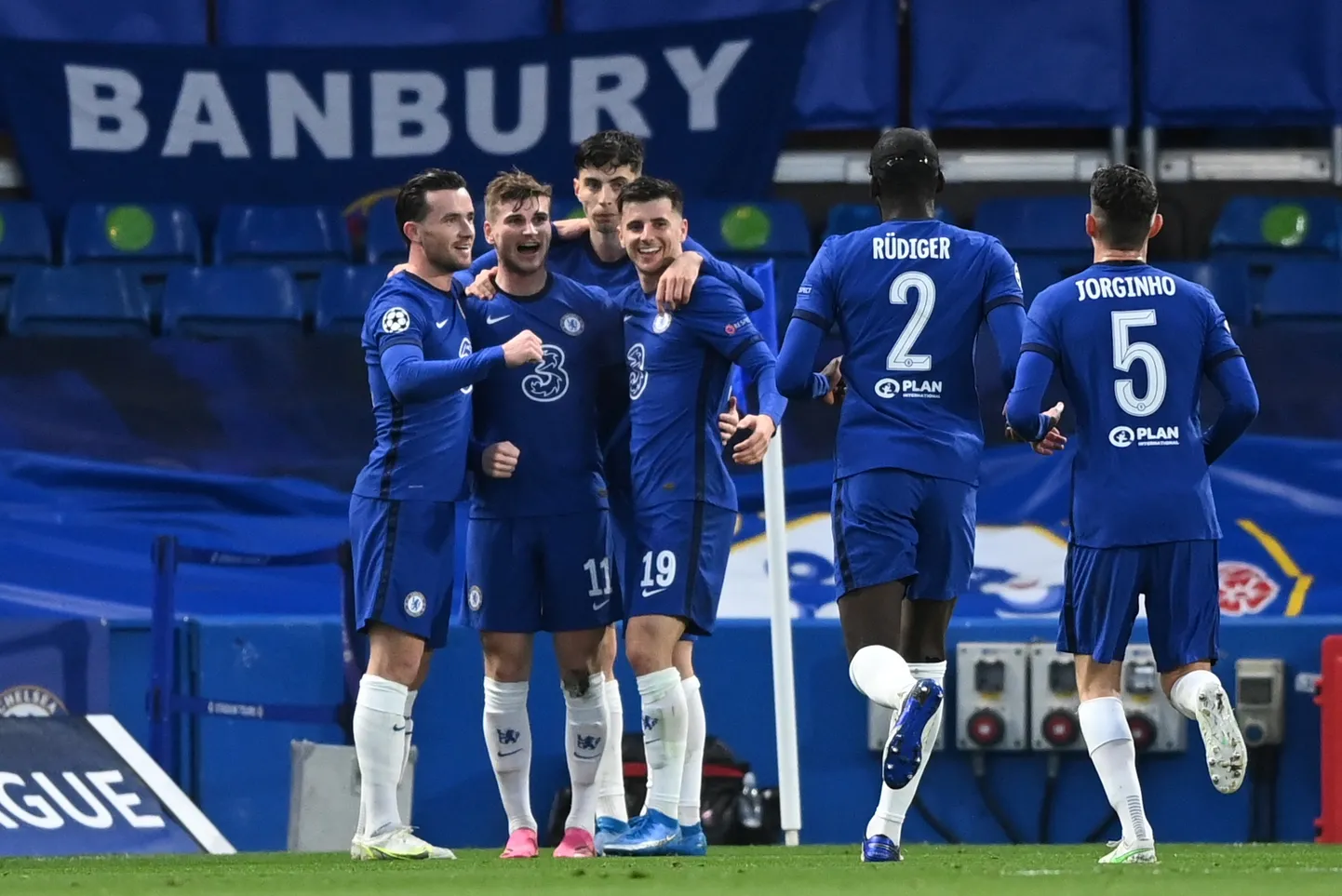 Chelsea mängijad väravat tähistamas.