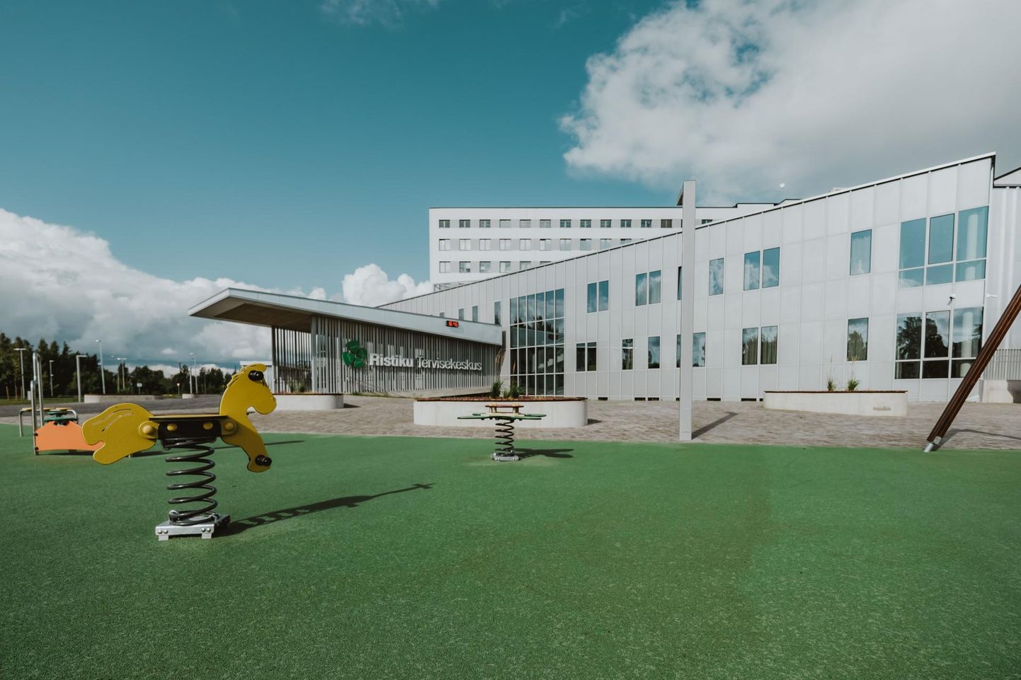 Pärnu haigla Ristiku tervisekeskuse ees on juba üks mänguväljak, kuid nüüd lisandub sinna erivajadustega lastele mõeldud park.