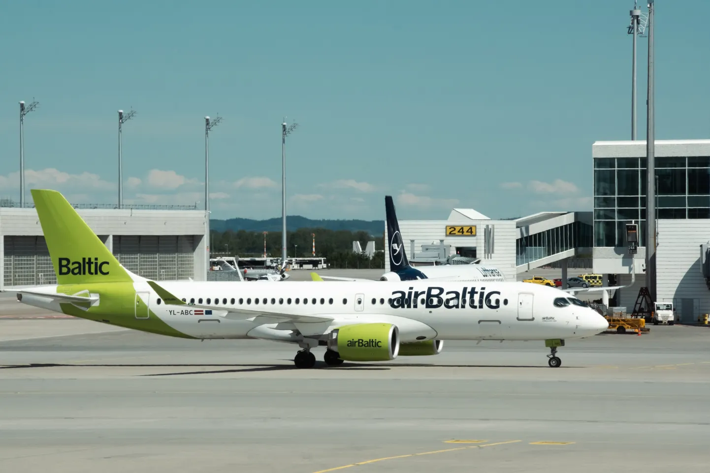 Самолет airBaltic