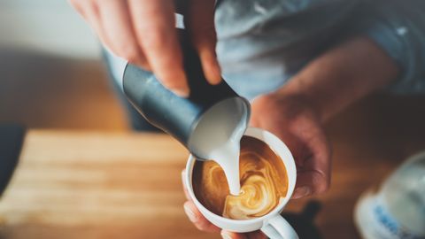 Почему нельзя пить кофе с молоком: рискуете серьезно подорвать здоровье