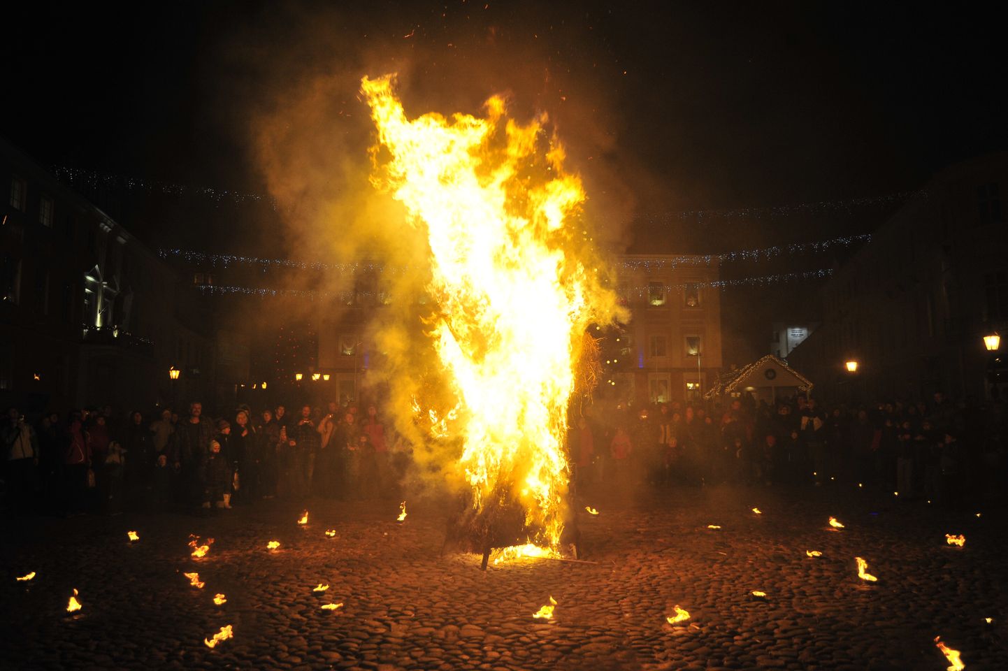 2011. aastak tähistati Tartus Raekoja platsil talvist pööripäeva tuleetendusega «Valguse poole».