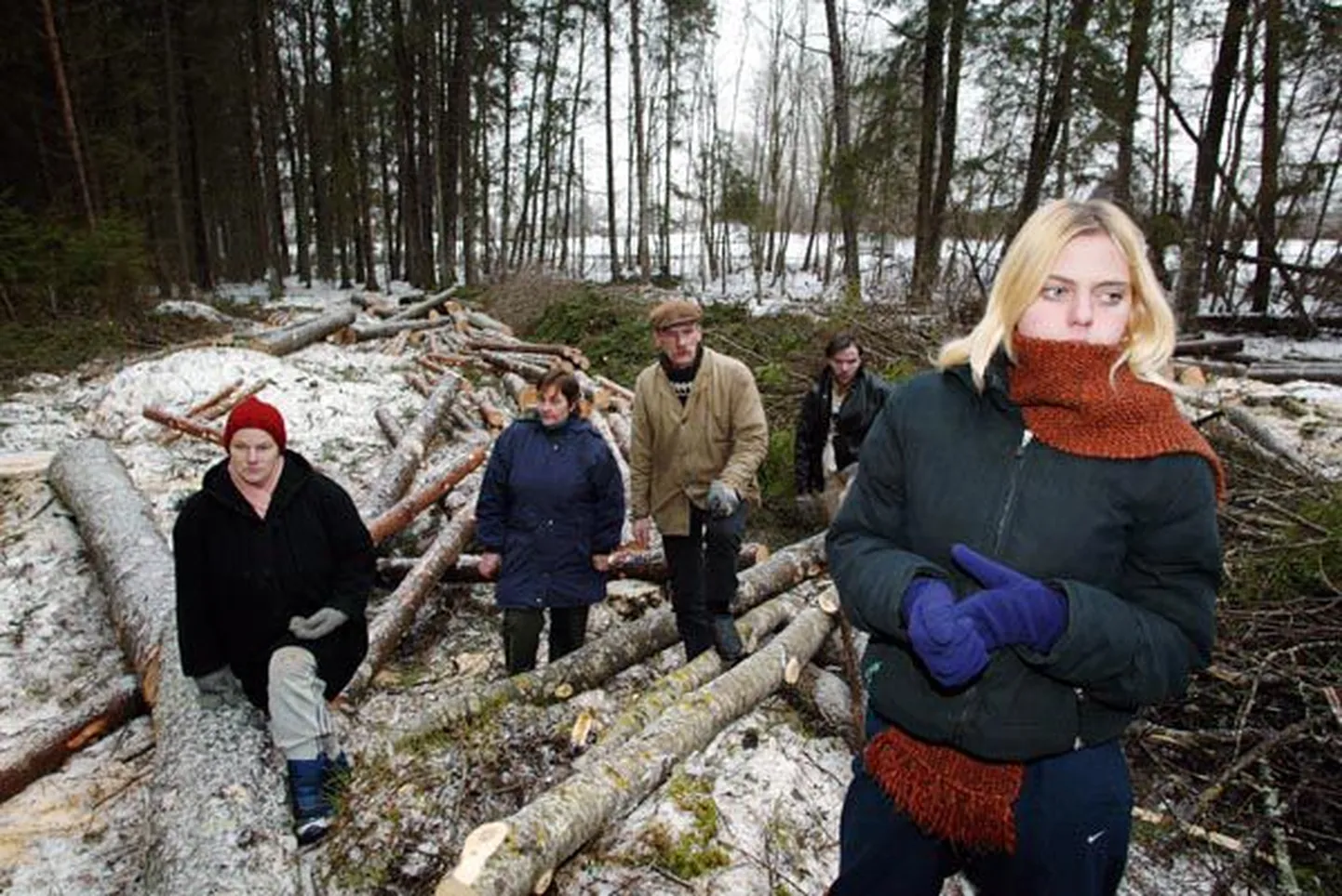 Penuja küla inimesed leiavad, et külaalune mets pole sugugi vana ja omanik oleks võinud selle maharaiumise asemel parkmetsaks kujundada. Kristina Toome (esiplaanil) lubas kas või kätega puudest kinni hoida, et saemehed neid lõikama ei pääseks.