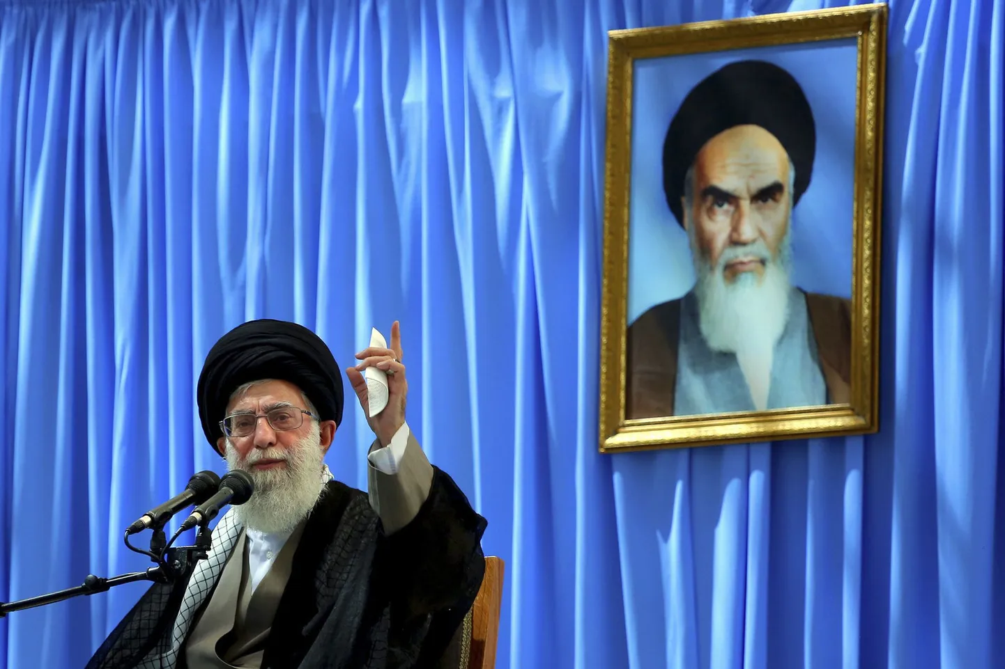 Ajatolla Ali Khamenei peab kõnet ajatolla Homeini foto all.