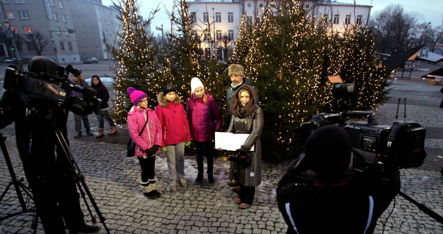 Kanal 2 heategevusliku saate "Jõulusoojus" salvestus tõi 2013. aastal rahva Rakvere keskväljakule.