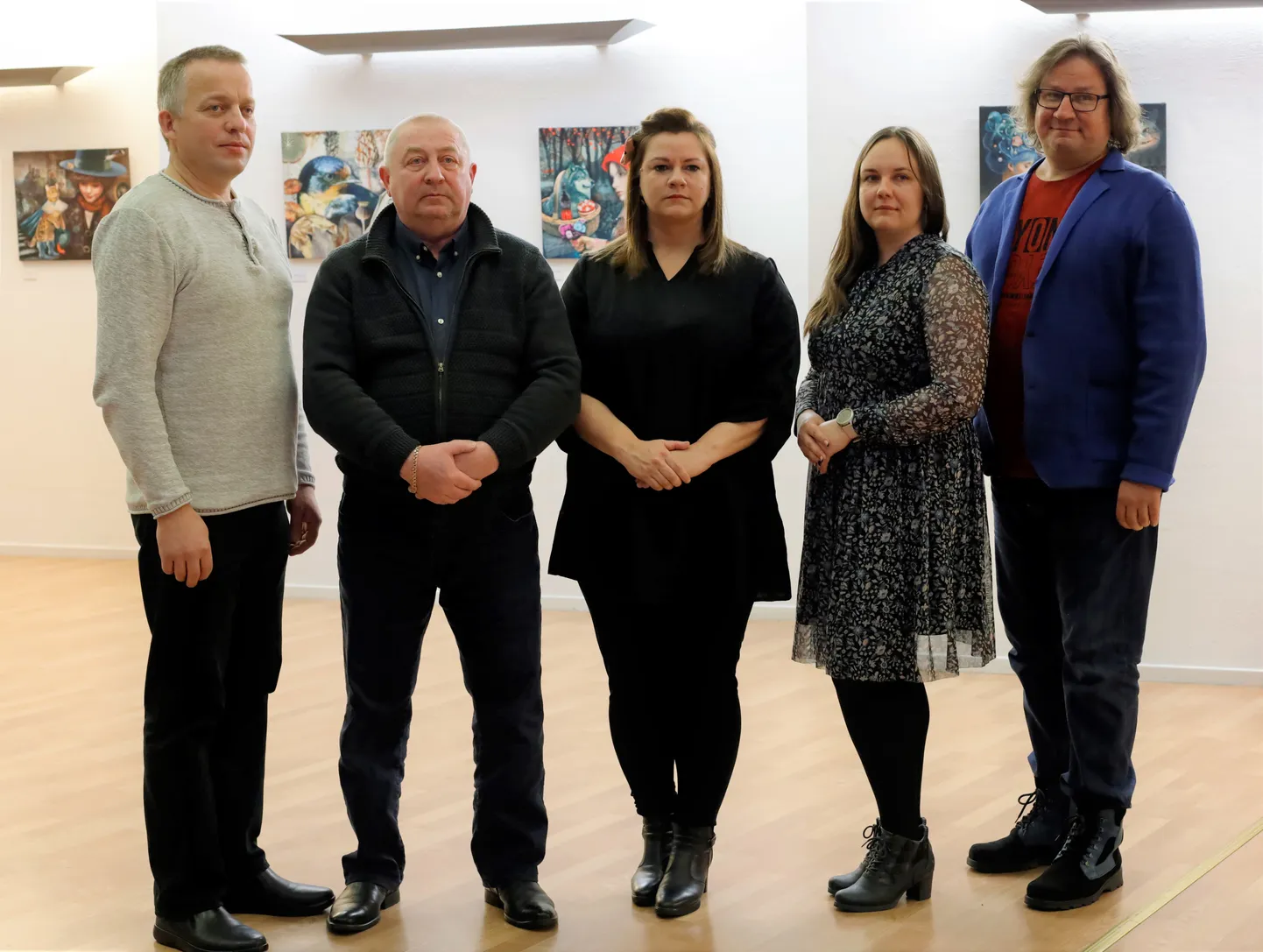 Valga uus vallavalitsus koosseisus asevallavanem Kaupo Kutsar (vasakult), vallavalitsuse liige Vladimir Baranov, vallavanem Monika Rogenbaum, asevallavanem Maarja Mägi ja vallavalitsuse liige Marek Mekk.