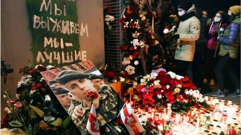 Активность на "Площади перемен" начиналась в Минске с чаепитий и танцев, а заканчилась установкой памятного мемориала убитому местному жителю Роману Бондаренко