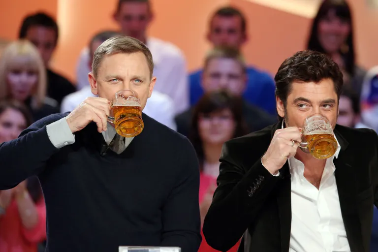 Daniel Craig ja Javier Bardem 2012. aastal Prantsuse telekanalis Canal+, kus oli teemaks Bondi film «Skyfall»