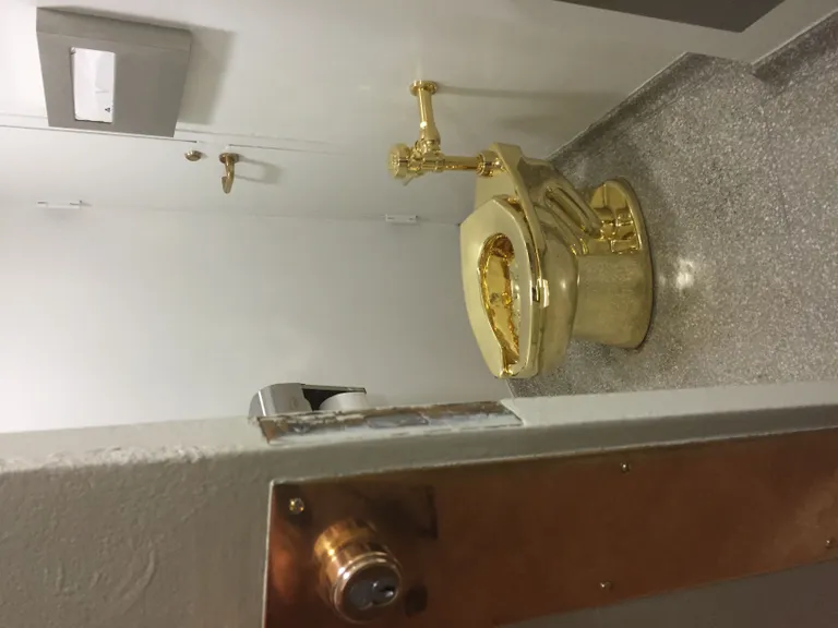 New Yorgi Guggenheimi muuseumi kullast WC-pott