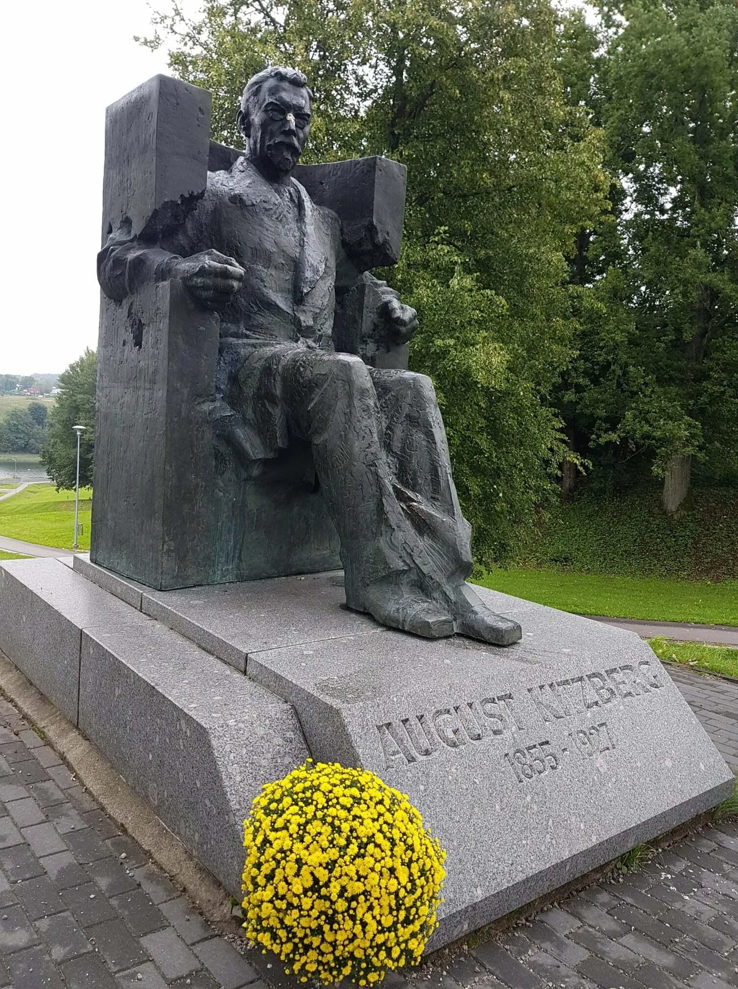 Kirjamehe August Kitzbergi monumendi juurest Karksi-Nuias ürgoru serval algab ka kesköine libahundijooks.