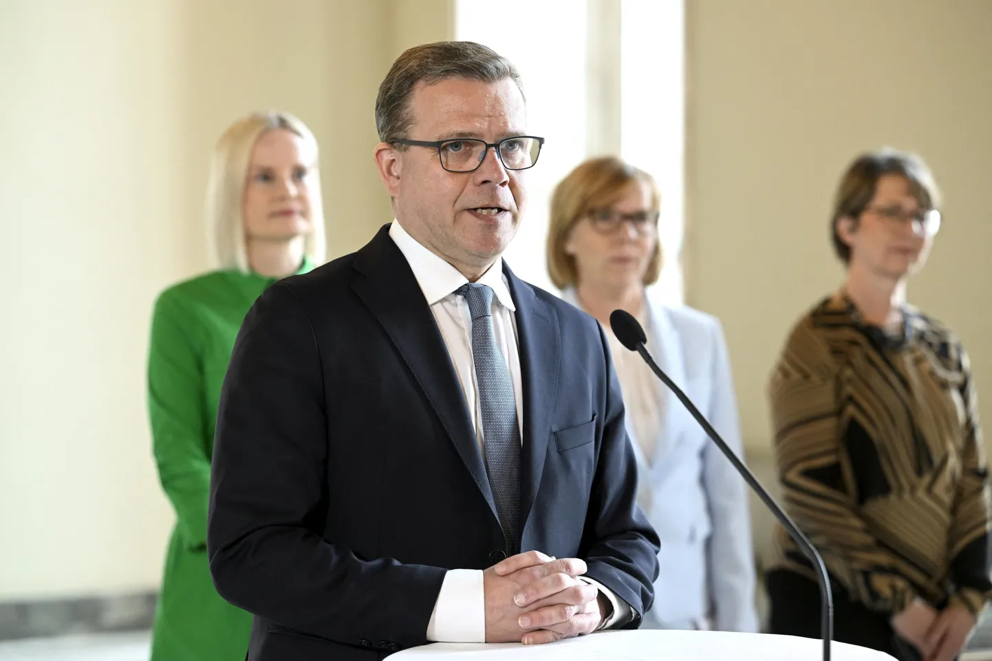 Koonderakonna esimees Petteri Orpo teiste parteijuhtidega teatamas valitsuse moodustamise plaanidest.