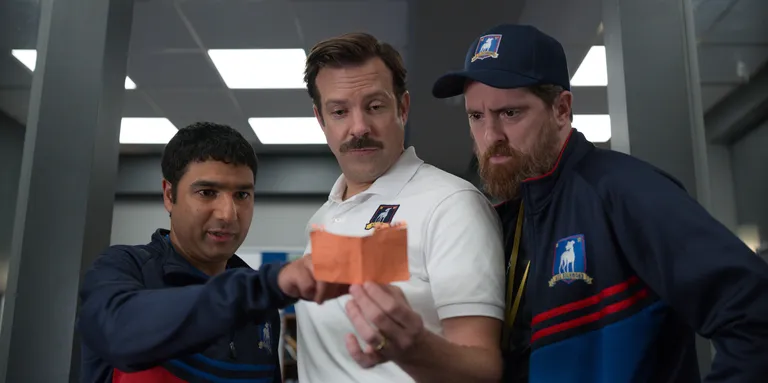 Nick Mohammed, Jason Sudeikis ja Brendan Hunt seriaalis «Ted Lasso».