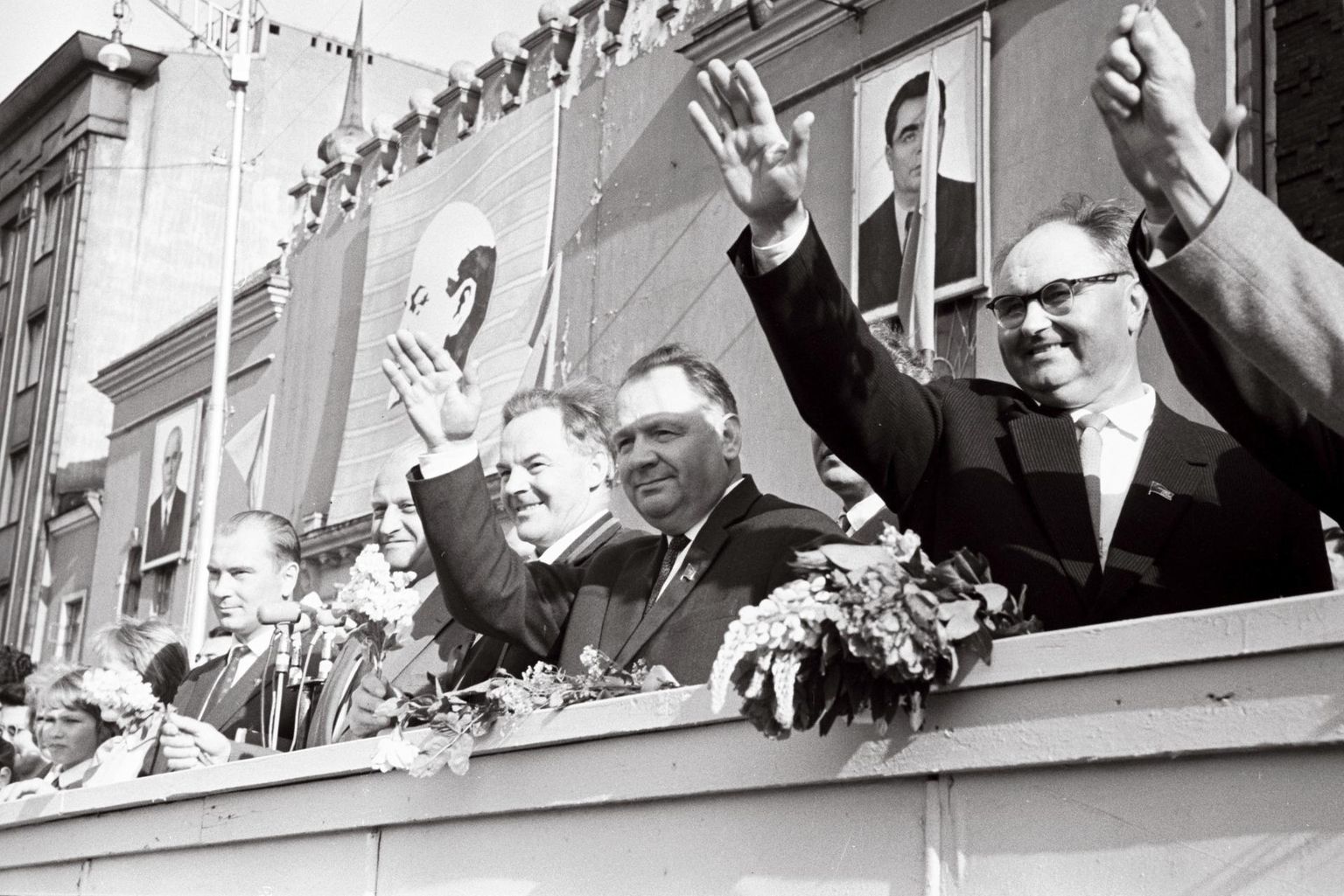 Johannes Käbin (keskel) 1960. aastatel Tallinnas Võidu väljakul Eesti NSV Kommunistliku Partei keskkomitee esimese sekretärina paraadi tervitamas.