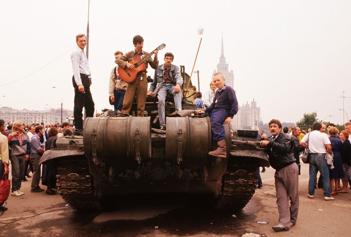 21. august 1991 Moskvas. Putš on läbi, Valge maja lähedale      maha jäetud tanki juurde kogunenud rahvas tähistab riigipöördekatse läbikukkumist.
