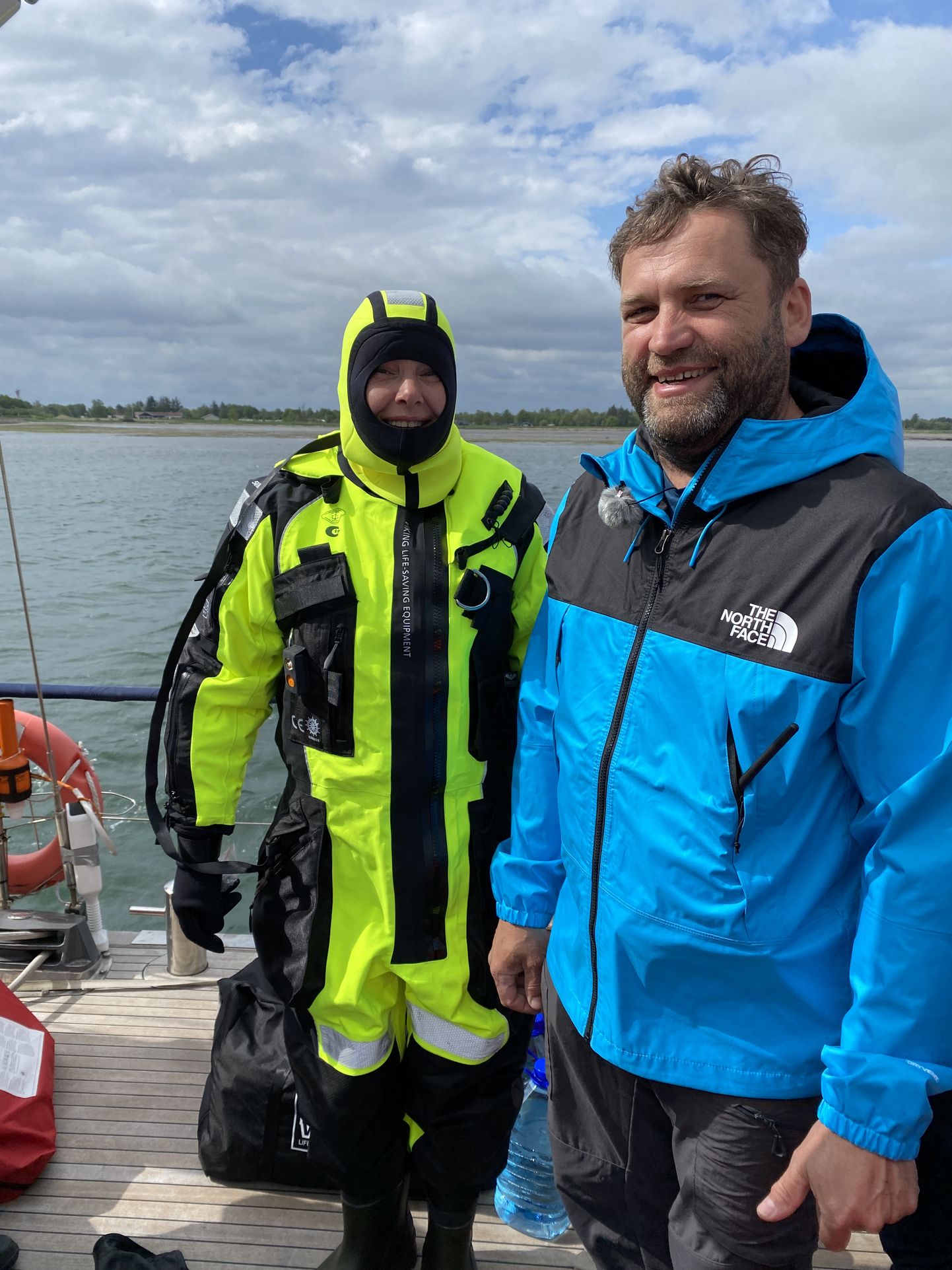 Päästevarustuse kasutamise õppus enne Põhjamere ületamist. Kapten Priit Kuusk (vasakul) tutvustab päästeülikonna võimalusi.