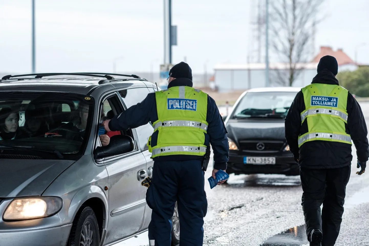 Politseiametnik ja maksu- ja tolliameti töötaja. Fotol olevatel isikutel ei ole seost artikli sisuga.