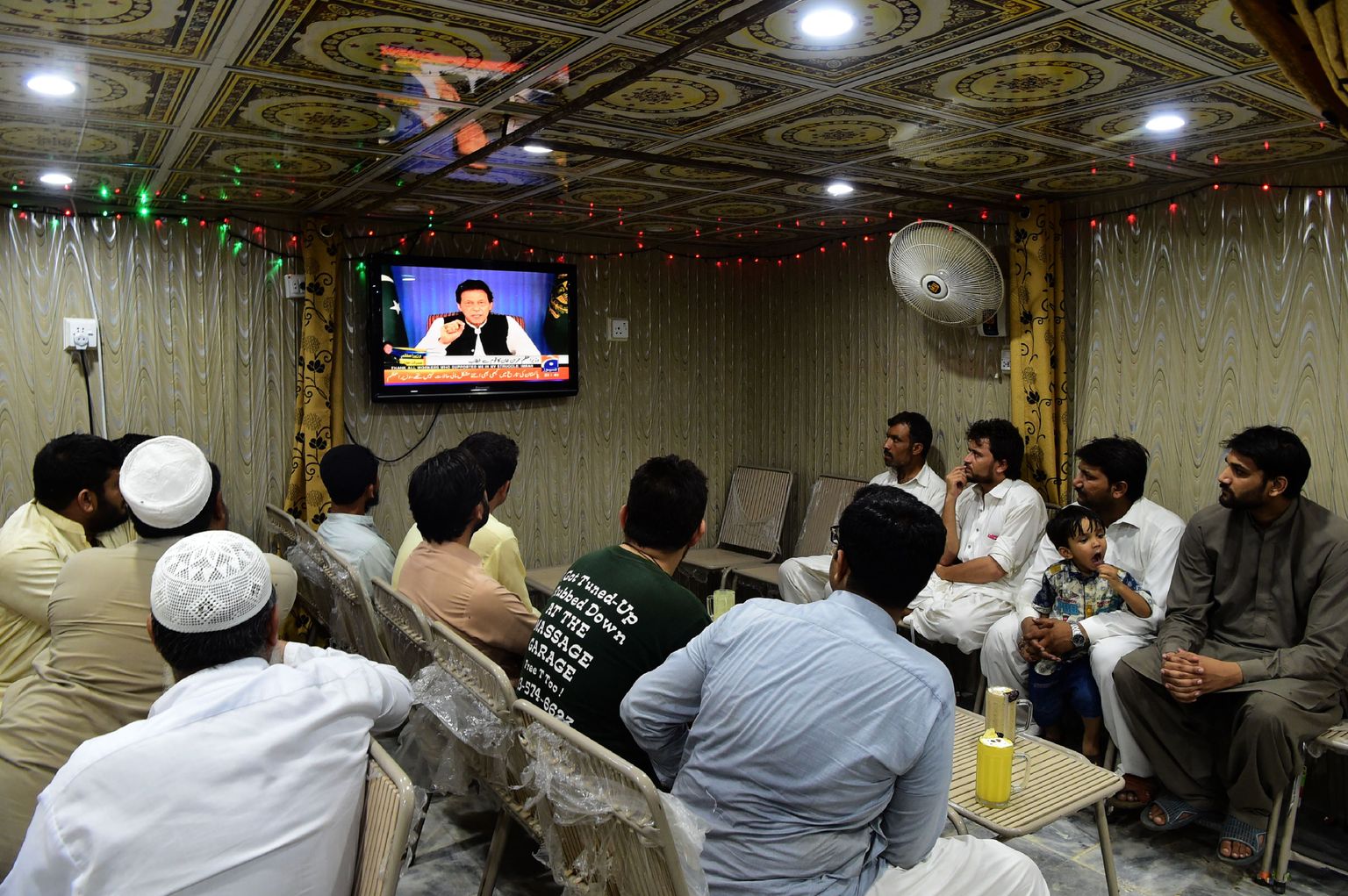 Pakistanlased vaatavad uue peaministri Imran Khani esimest telepöördumist.