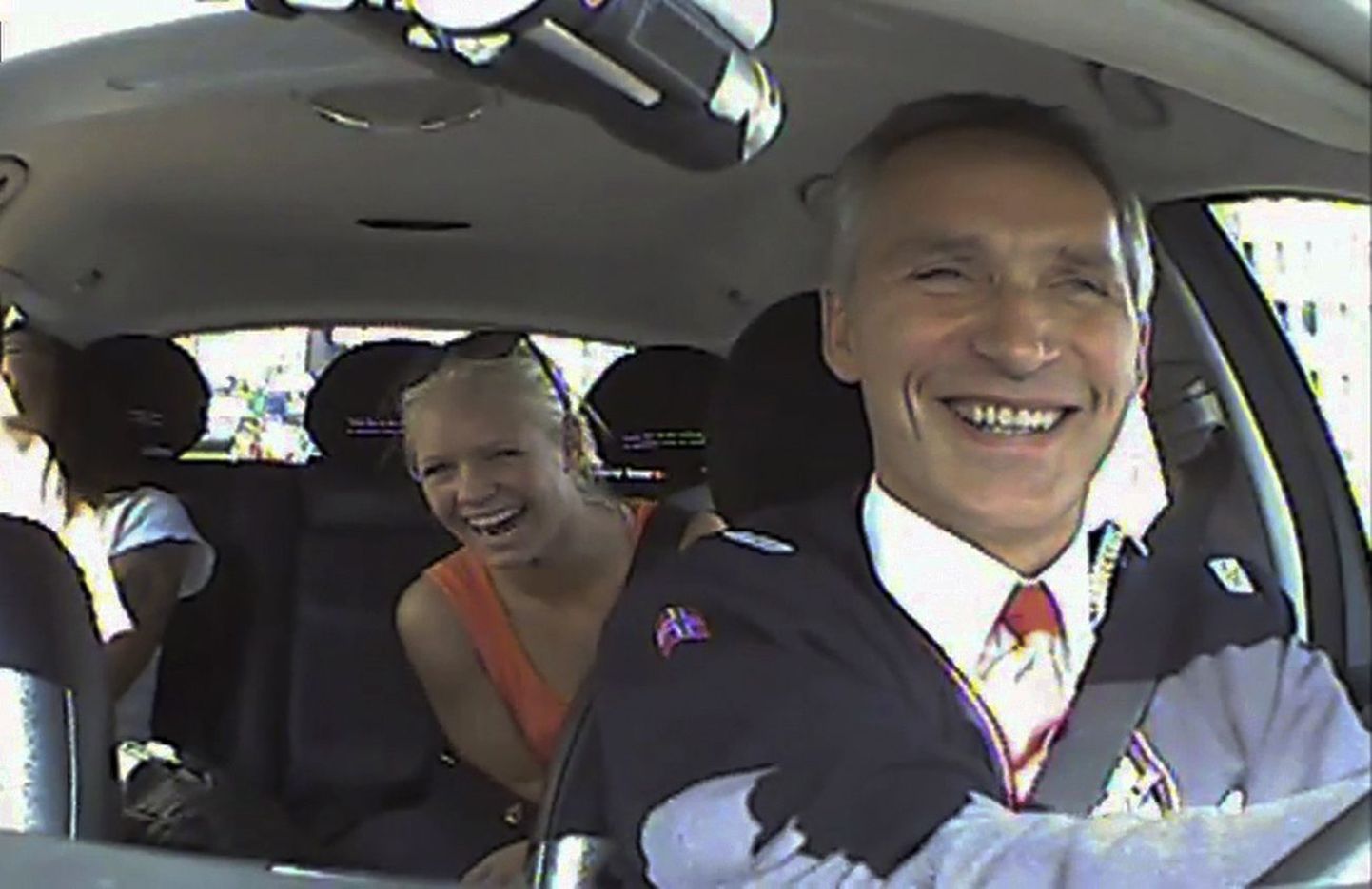 Премьер-министр Норвегии Йенс Столтенберг провел один день за рулем такси в Осло, чтобы пообщаться с избирателями.