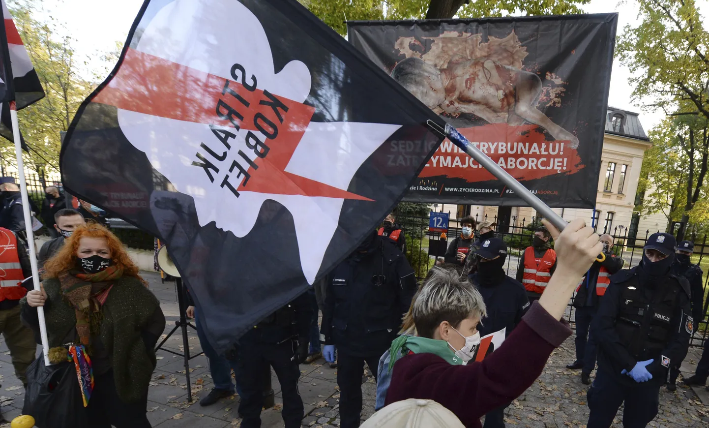 Aktīvisti pie Polijas konstitucionālās tiesas.