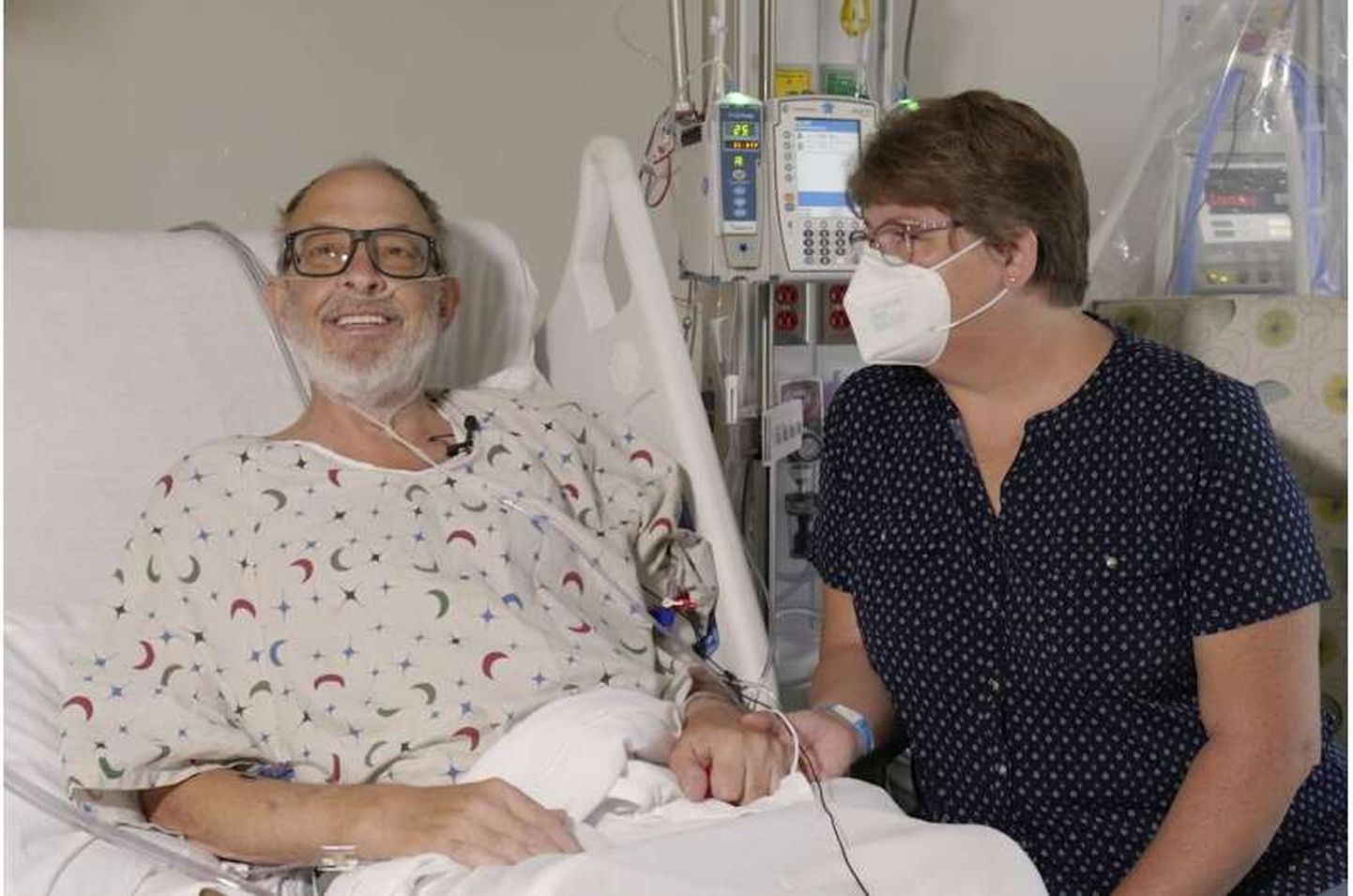 Lawrence Faucette koos oma naise Anniga 2023. aasta septembris Baltimore'i ülikooli haiglas enne seasüdame siirdamist.