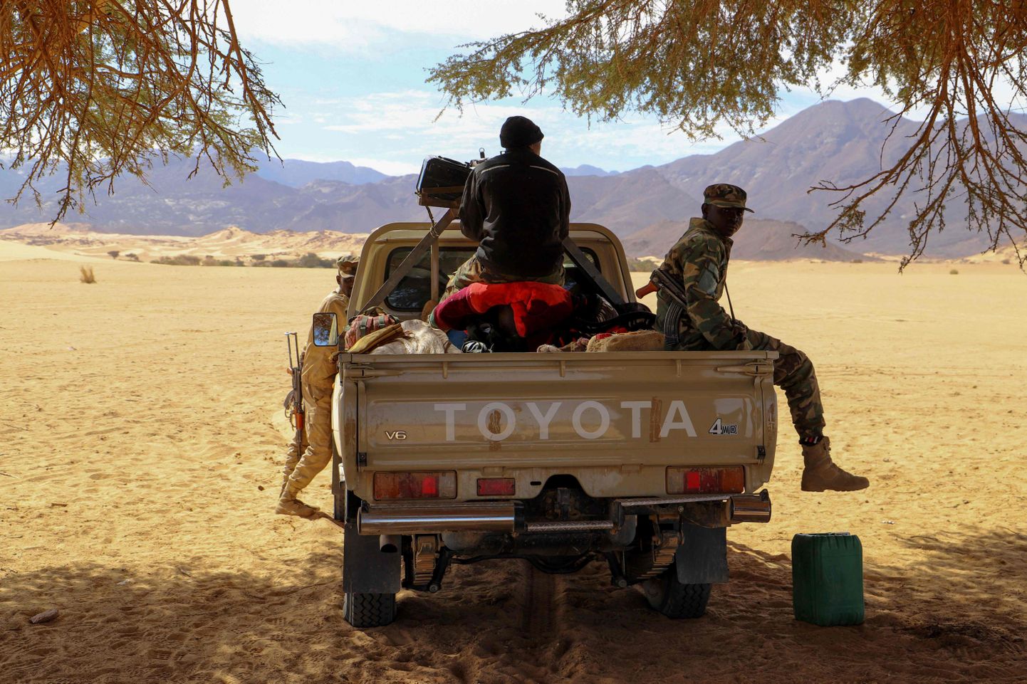 Nigeri sõdurid kõrbepiirkonnas patrullimas.
