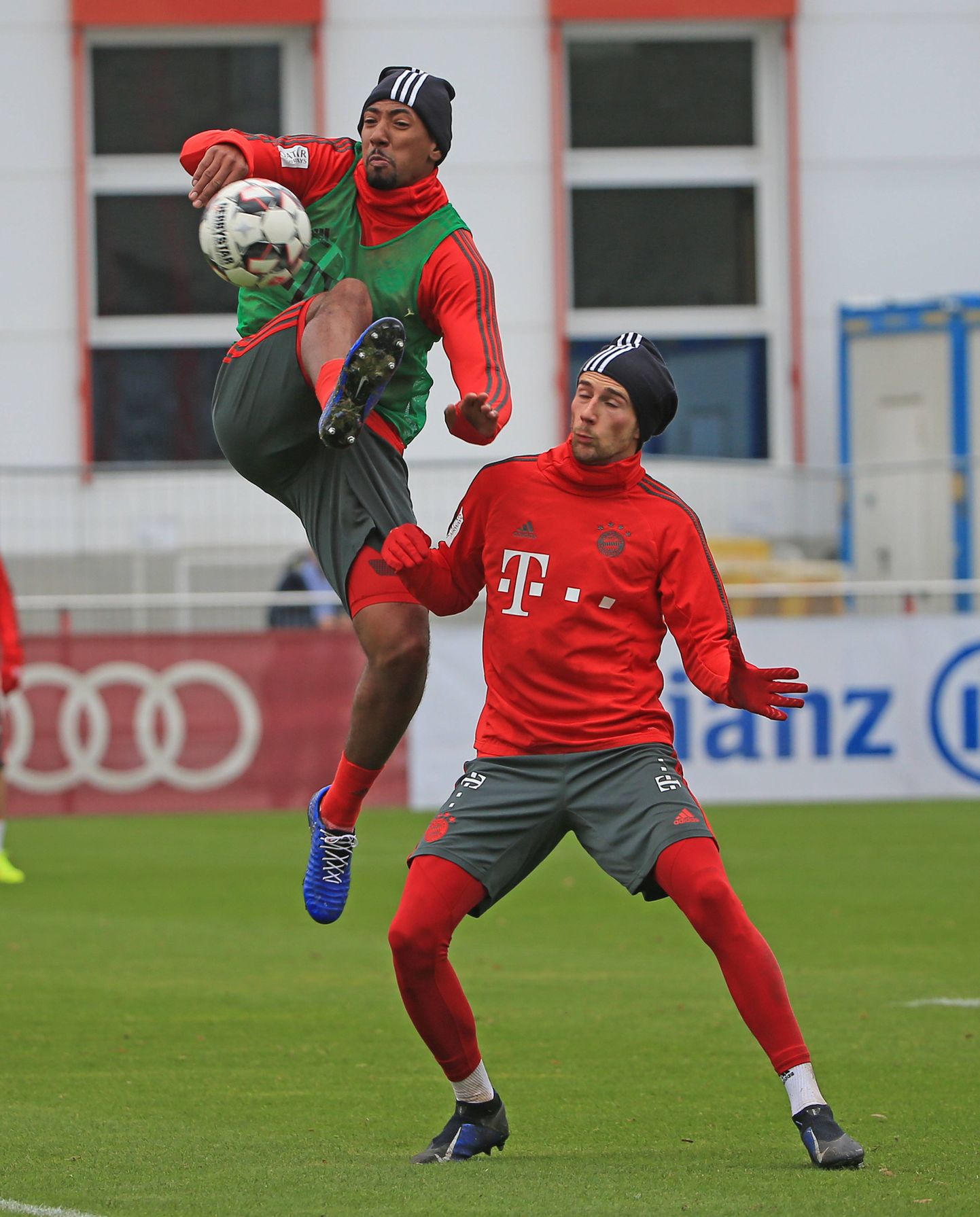Jerome Boateng ja Leon Goretzka Müncheni Bayerni treeningul palli pärast võitlemas.