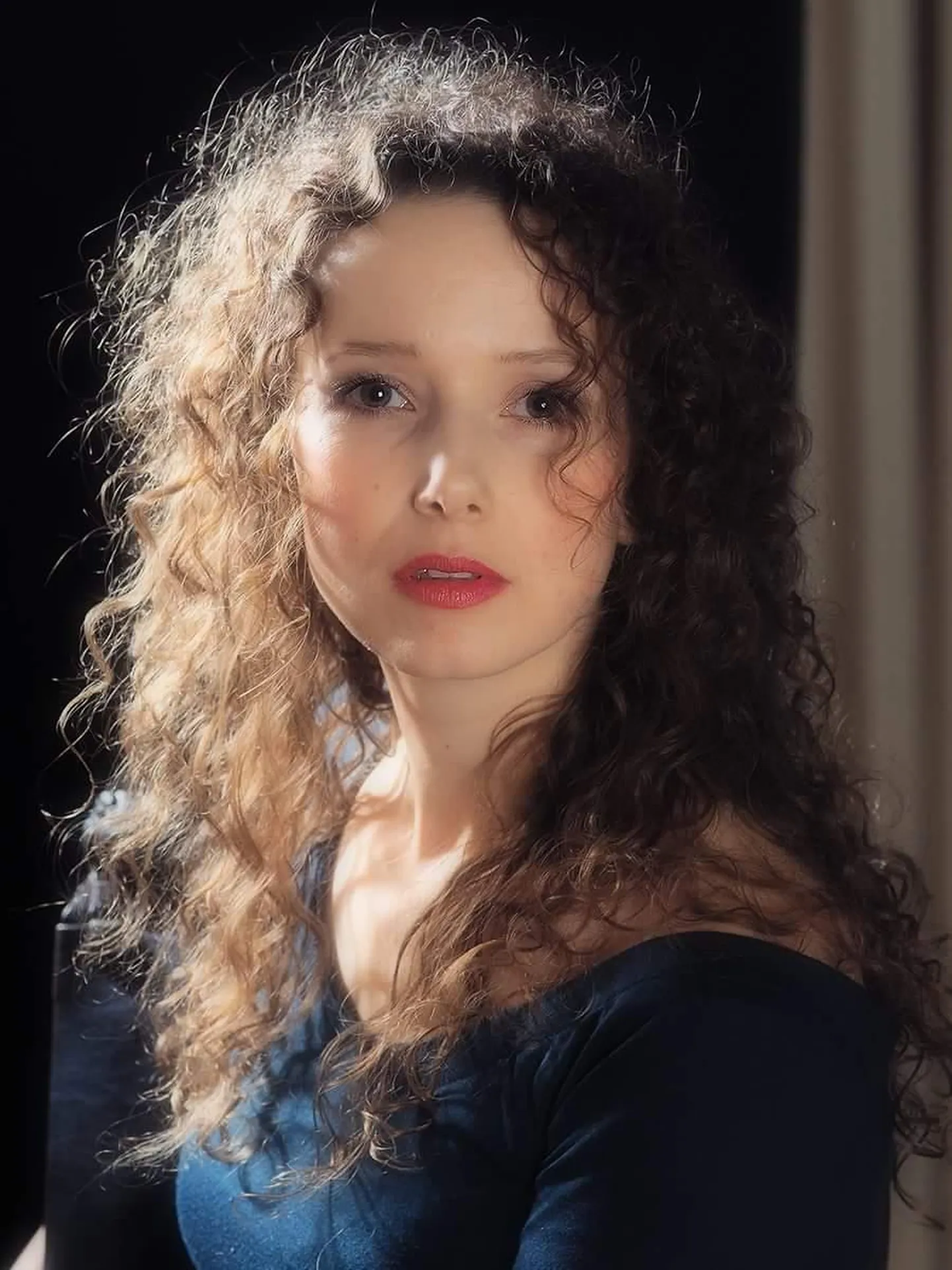 Anastassia Tsubina jutustab Anderseni kaunist filosoofilist muinasjuttu Narva sümfooniaorkestri saatel.