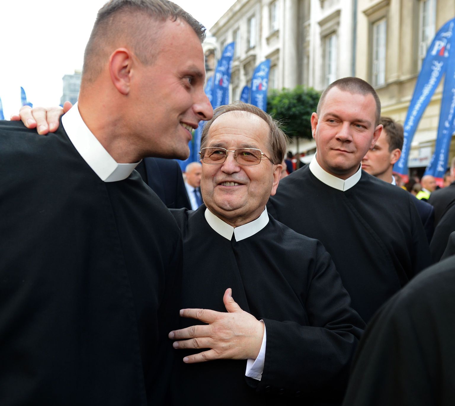 2012. aastal jäi isa Rydzyk (keskel) koos samuti vaimulike poliitikakeeldu eiranud aatekaaslastega pildile Õiguse ja Õigluse korraldatud meeleavaldusel toona võimul olnud Kodanikeplatvormi valitsuse vastu.