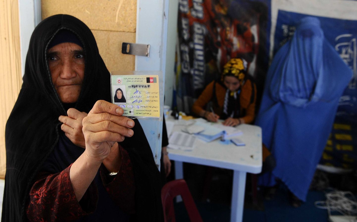 Afgaani naine valijakaardiga.