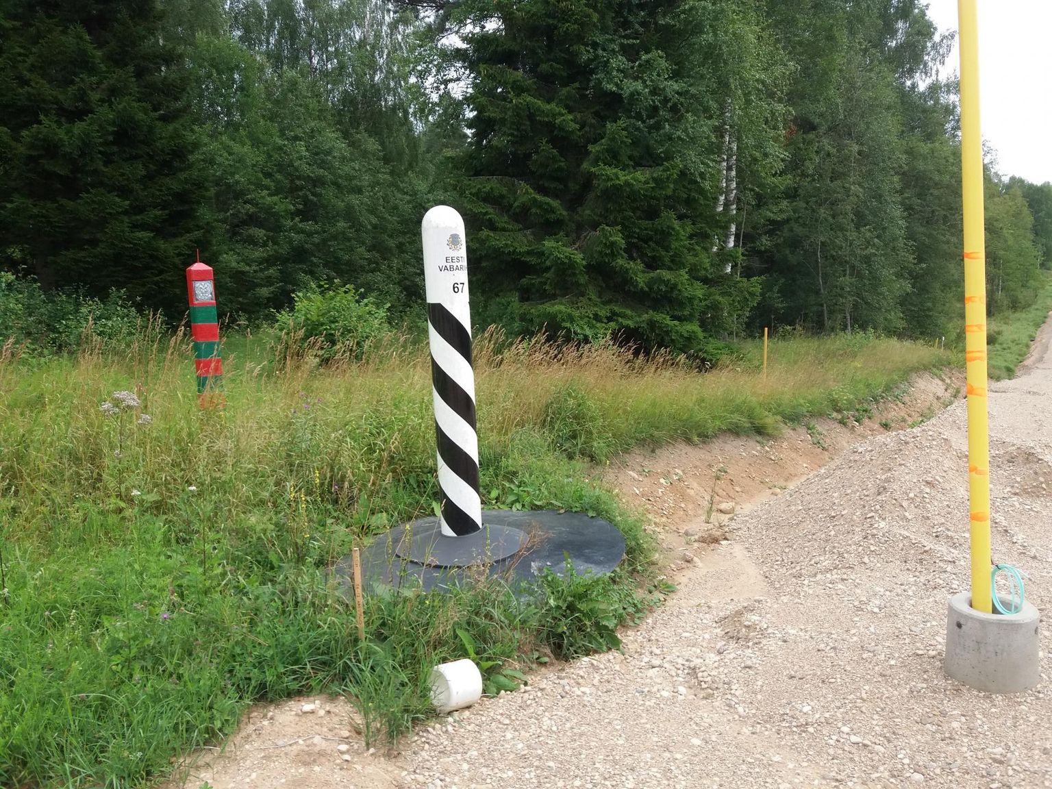 Vene föderatsiooni piiritulp (tagaplaanil) pannakse tavaliselt umbes 2,5 meetrit piirist sissepoole, sinna pildistama minnes rikutakse juba riigipiiri.